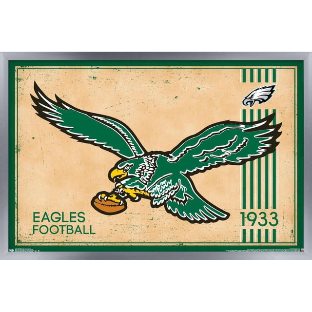 NFL Philadelphia Eagles - Affiche Murale Rétro Logo 14, 22,375 Pouces x 34 Pouces Encadrée Montrant un Aigle vintage Vert et Blanc avec Bec Jaune et Serres Tenant un Ballon de football Brun sur un Fond Texturé beige avec Bordure Verte, Rayures Verticales, Petit Logo Eagles, et Marquage de l'Année 1933, Convient à la Déco de Chambre à Thème Sportif.