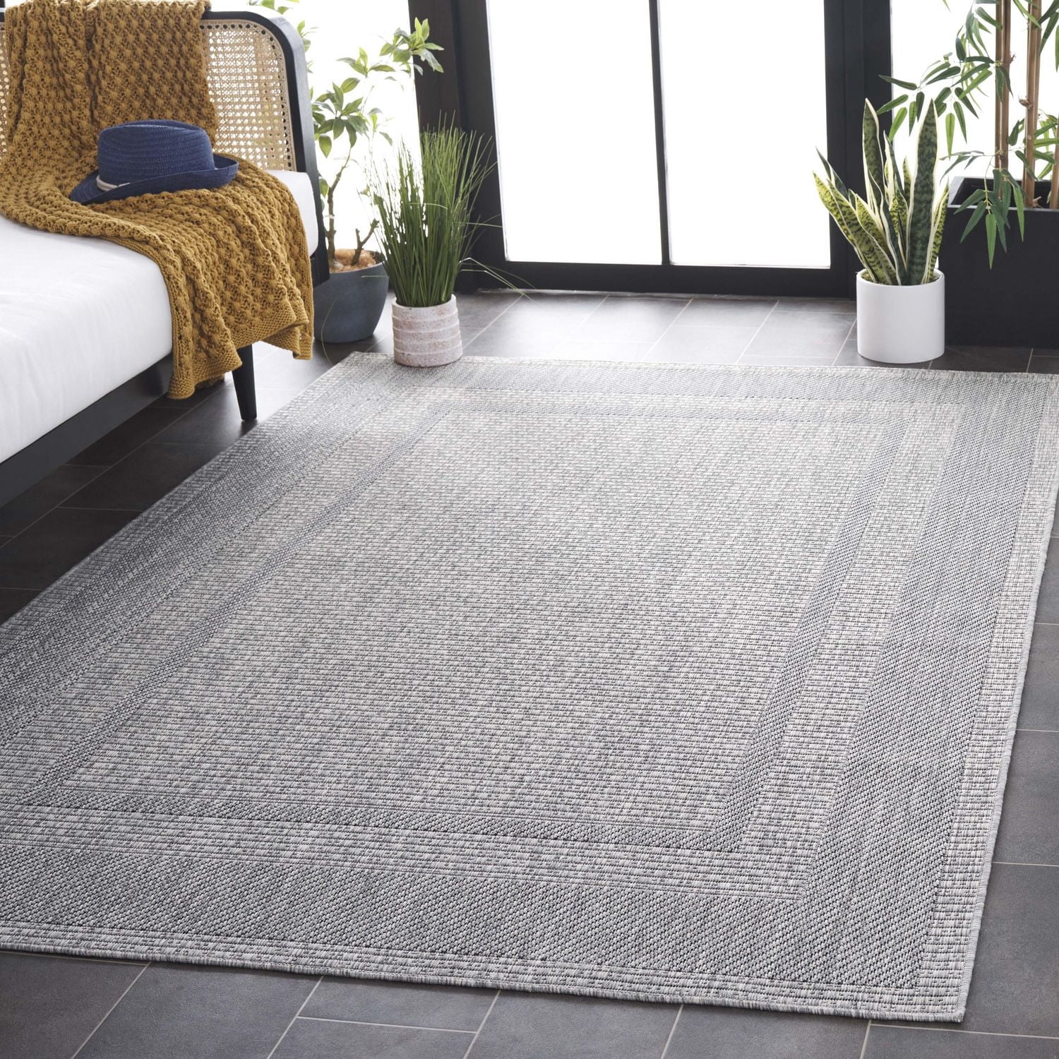 SAFAVIEH Beach House Joakim Bordered Indoor/Outdoor Area Rug