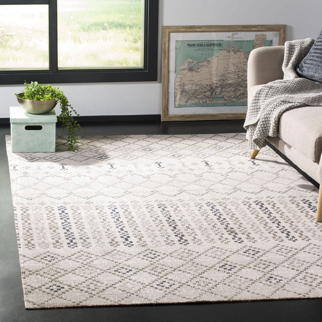 Safavieh Montage Tapis Géométrique Foi avec base beige Pâle et Motifs Géométriques taupe et Marine, Montré dans un Salon avec un sofa beige, Jeté Tricoté, Carte vintage Encadrée et Boîte Vert Menthe avec Bol et Plante Dorés. Fils Synthétiques Tissés Mécaniquement Résistent à l'Eau, à la Moisissure et à la Décoloration du Soleil, Convient à une Utilisation Intérieure et Extérieure et Est Souvent Utilisé comme Tapis d'Accent durable pour patios Ou Vérandas.