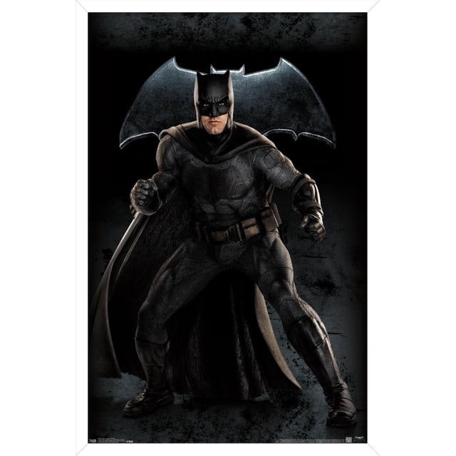 DC Comics Film - La Ligue des Justiciers - Affiche Murale Batman, 14,725 Pouces x 22,375 Pouces Encadrée Représente Batman en pose Frontale, Corps Entier Portant une Combinaison Blindée Texturée Sombre avec cape et Ceinture Utilitaire, Prêt à Se Tenir avec les Poings Serrés sur un Fond Noir avec un Grand Emblème de Chauve-Souris, Convient à la Décoration Murale de la Maison Ou du Bureau.