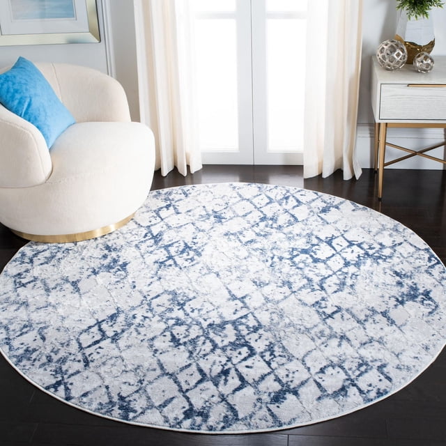 SAFAVIEH Amelia Roslyn Tapis Abstrait Usé, Rond avec un Motif Géométrique Abstrait Bleu et Blanc et une texture Pelucheuse, Posé sur un Plancher de Bois Franc Foncé dans une Pièce Lumineuse avec un Fauteuil Courbé Crème avec un Coussin Bleu et une table d'Appoint Blanche avec des accents Décoratifs, Idéal pour Accentuer les Salons Ou les Chambres.