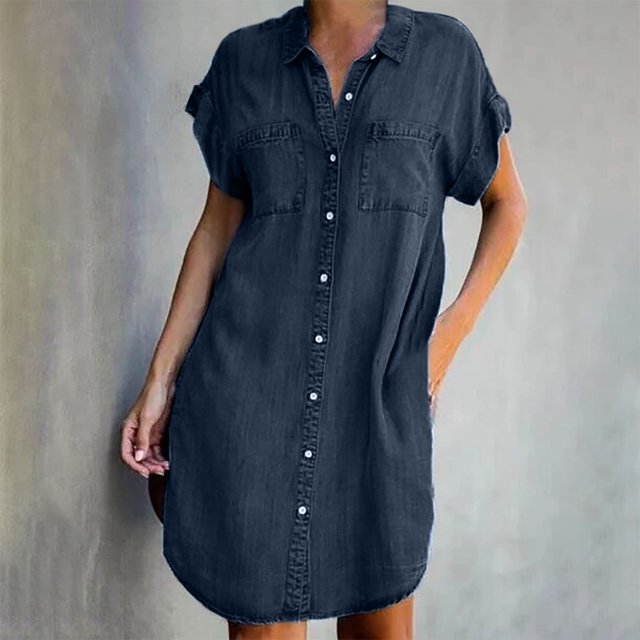 VEKDONE 2025 Liquidation Robes Chemise en Denim d'Été pour Femmes Manches Courtes Robe Midi en Jean Ample Boutonnée Robe Droite Décontractée Tunique Haut. une Vue Orientée vers l'Avant d'Une Robe Chemise en Denim Lavage Foncé avec Manches Courtes, Fermeture Boutonnée et Deux Poches Poitrine. la Coupe Décontractée et l'Ourlet Courbé en Font Idéale pour les Tenues Décontractées d'Été, les Vacances Ou les Rassemblements en Plein Air.
