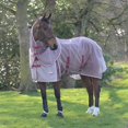 thumbnail image 1 of Weatherbeeta Comfitec Ripshield Plus avec Bandage Ventre Détachable Col Blanc/Bourgogne 69 Pouces, 1 of 5