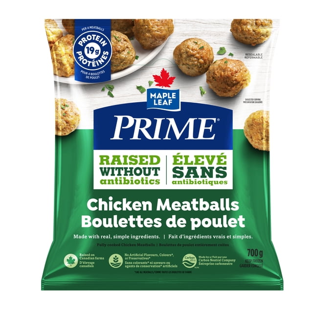 Prime Boulettes de Poulet Élevées Sans Antibiotiques, Emballage Montrant des Boulettes de Poulet Entièrement Cuites sur une Assiette Blanche et une surface en Bois, Mettant en Valeur 19 Grammes de Protéines par Quatre Boulettes, Sans Colorants, Arômes Ni Agents de Conservation Artificiels, et une production Carboneutre par des Aliments à la Feuille d'Érable, Idéal pour des Repas Rapides Ou des Collations.