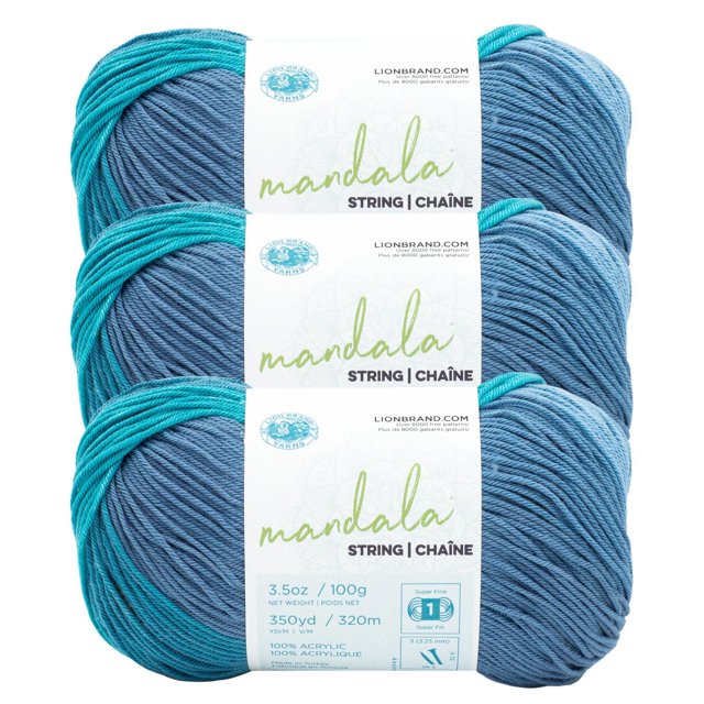 Lion Brand Mandala® Fil à Ficelles #1 Superfin/à Doigts 100 G/320 m 3 Pelotes Empilées, Montrant du Fil Acrylique Auto-Rubanné dans des Teintes Bleu et Sarcelle avec des Étiquettes Blanches Présentant des Détails de Marque et de Produit, Idéal pour la Dentelle, les Châles et les Accessoires.