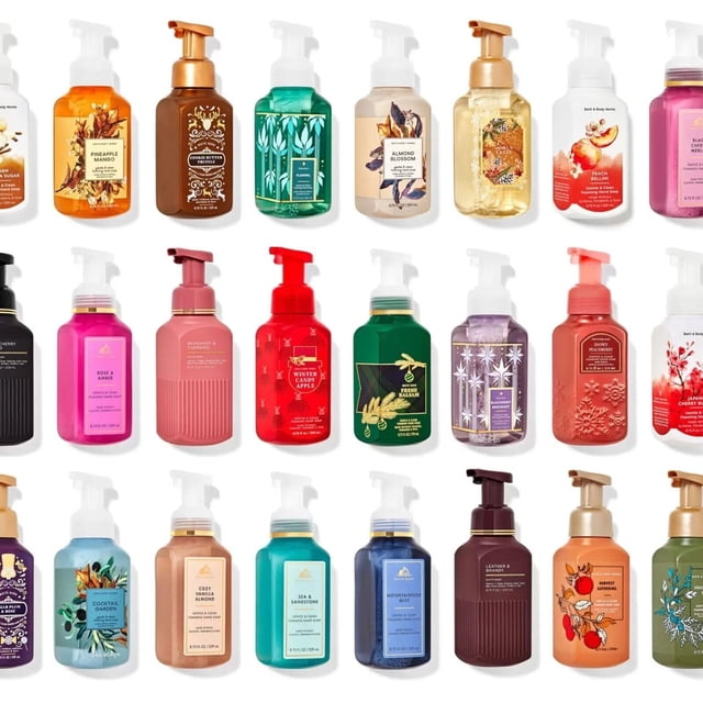 Bath & Body Works Savons pour les Mains Moussants Doux, Assortiment de 4 Unités. l'Image Affiche une Sélection de Bouteilles de Savon pour les Mains Vibrantes avec des designs et des Étiquettes Distincts, Mettant en Valeur des Parfums Aléatoires. Chaque Bouteille Contient 8,75 fl oz de Savon Infusé d'Aloès, d'Extrait de Karité et de Vitamine E pour des Mains Douces, Lisses et Légèrement Parfumées. Parfait pour les Soins Quotidiens des Mains.