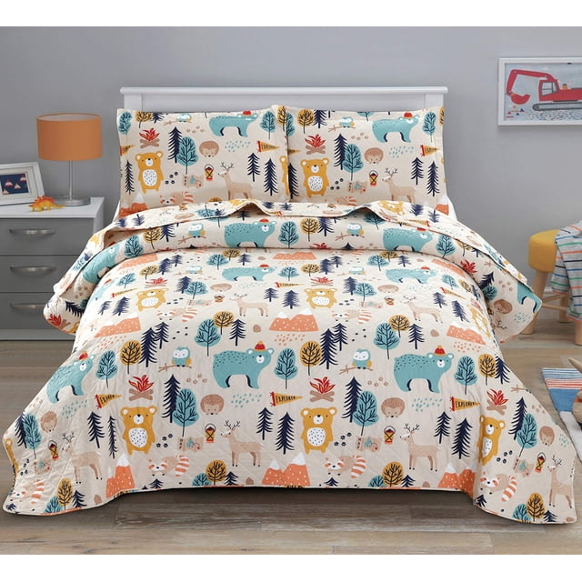 Quilt Set Queen Bedspread Coverlet for kids featuring a reversible design with cartoon bear and forest animal prints. Includes one queen-size quilt (90x90 inches) and two pillow shams (20x26 inches). Made of soft, breathable microfiber fabric, ideal for toddler and children's bedrooms. Lightweight and durable, suitable for all seasons. Displayed in a cozy children's room setting with complementary decor.