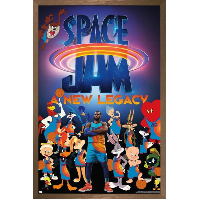 Space Jam : A New Legacy - Affiche Murale d'Équipe, 14,725 Pouces x 22,375 Pouces, Impression Encadrée Brillante Mettant en Vedette le Titre du Film en Grandes Lettres Bleues avec un Anneau Lumineux orange Autour de « Jam ». l'Affiche Affiche des Personnages de Tune Squad comme Bugs Bunny, Daffy Duck, Lola Bunny, Tweety et Autres en Uniformes de basketball Bleus et orange Entourant une Figurine Centrale de Joueur de basketball en Équipement Assorti. l'Arrière-plan Bleu Foncé Rehausse les