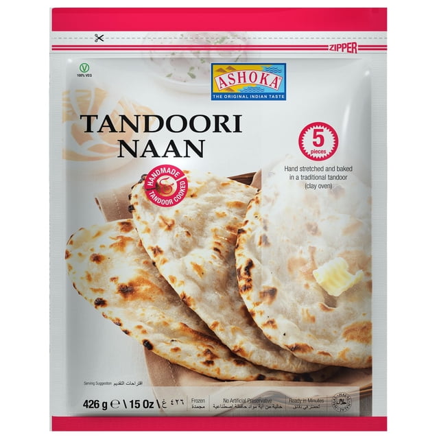 Paquet de Naans Tandoori Montrant Cinq Pains Plats Étirés à la Main Cuits au Four tandoor Traditionnel en Argile, avec des Taches Grillées et une Petite Touche de Beurre sur un Naan, Pain Surgelé de Marque Ashoka Pesant 426 g (15 oz), Prêt en Quelques minutes Sans Agents de Conservation Artificiels.