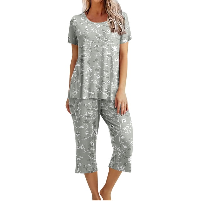 Ensemble de Pyjama pour Femmes avec short, Haut à Col Rond Gris Imprimé à Manches Courtes et Pantalon Assorti. Cet Ensemble de Vêtements de Nuit pour Femmes Est Fait de Coton Respirant, Conçu pour le Confort et le Port Décontracté. Convient à l'Été et au Printemps, Ce Vêtement d'Intérieur Comprend des Poches et Est Idéal pour un Usage Quotidien Ou des Tenues de Détente.