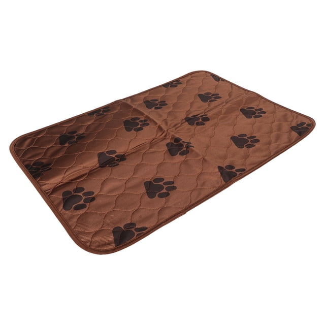 Tapis Pipi pour Chien Lavable, un Tapis d'Entraînement pour Animal Réutilisable et Imperméable Mesurant Environ 60x40 cm (23,6x15,7 Po). Fait de polyester avec une surface Matelassée Brune Présentant des Motifs d'Empreintes de Pattes Noires. Conçu avec un Enveloppement de Bord à Haute Densité pour la Durabilité et une Couche Imperméable en TPU pour Prévenir les Fuites. Convient au Nettoyage des Chiens et à l'Entraînement des Chiots, Absorbe Efficacement l'Urine des Animaux et Garde les surfaces Sèches.