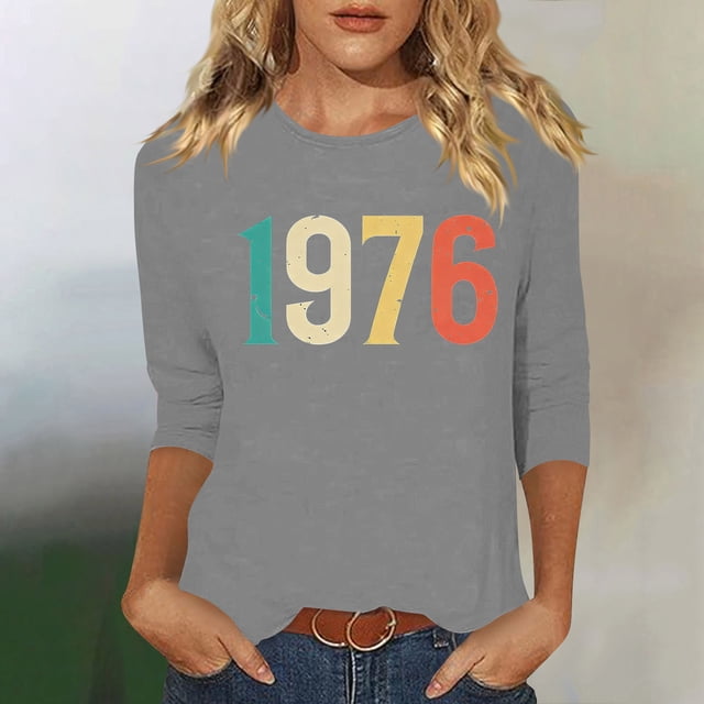 Uootdi Hauts pour Femmes Manches 3/4 Col Ras du Cou 1976 Imprimé Arc-en-Ciel Rétro Coupe Décontractée T-Shirts Nostalgiques pour Escapade d'Été Cadeau
