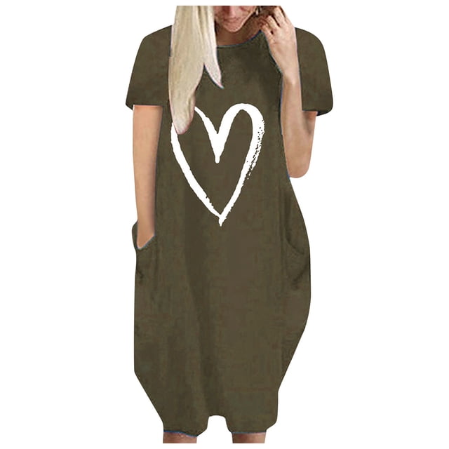 Pisexur Robe Maxi pour Femme Grande Taille Présentant un Motif Décontracté de Cœur sur un Tissu Vert olive. Cette Robe à Manches Courtes et Col Rond Coupe Ample avec Détails Plissés et Poches Latérales, Offrant Confort et style. Fabriquée en polyester Respirant, Elle Convient au Port Quotidien, aux Vacances Ou à la Détente à la Maison. la Robe Est Mi-Longue et Convient à la Taille, Offerte en Plusieurs Tailles Plus.