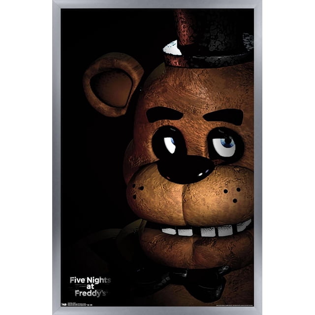 Five Nights at Freddy's - Affiche Murale Freddy, 14,725 Po x 22,375 Po, Présentant une Vue Gros Plan Orientée vers l'Avant du Visage Animatronique Brun Texturé de Freddy Fazbear avec Haut-de-Forme Noir, Yeux Bleus, Nez Noir et Dents Blanches Visibles sur Fond Noir, Encadrée en Argent, Convient à la Déco de la Maison et à l'Art Mural de Salle de Jeux.