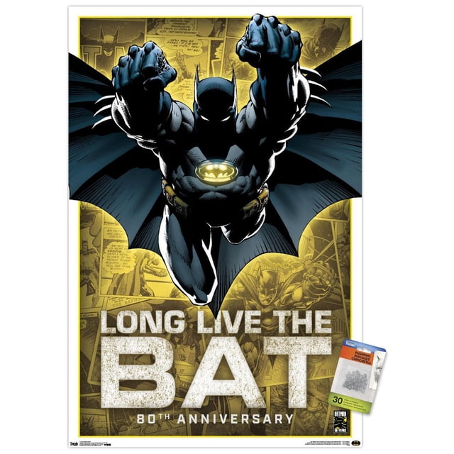 DC Comics - Batman - Affiche Murale du 80e Anniversaire, 22,375 Pouces x 34 Pouces, Représente Batman en costume Noir et Bleu avec l'Emblème de Chauve-Souris Jaune Lumineuse, Volant vers l'Avant avec Poings Allongés et cape Grand Déployée, contre un collage Doré de Panneaux de Bande Dessinée Batman vintage avec Texte Audacieux « Longue Vie à la Chauve-Souris » et « 80e Anniversaire », Imprimée sur Papier Lustré avec Montages Adhésifs pour une Suspension Facile et Sans Dommages,