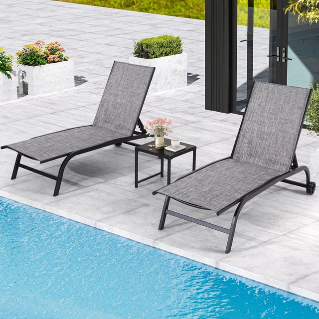 Yoleny Chaise Longue de Patio de 26 Pouces de Large avec Roues, Ensemble de 2 Chaises Longues de Piscine avec Dossier Réglable, Chaises Longues d'Extérieur en Textilène Imperméable avec Table d'Appoint pour Patio, Bord de Piscine, Terrasse, Gris