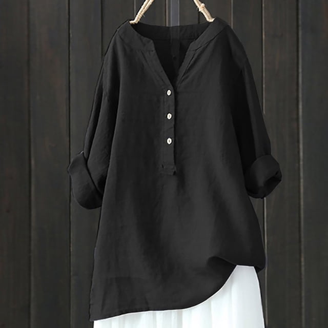 CEHVOM Chemises Tuniques à Boutons pour Femmes à Col en V, Manches 3/4 Roulées, Chemises d'Été, Blouse Noire. la Blouse Présente une Encolure en V, des Manches Trois-Quarts Roulées et une Coupe Ample avec Détails de Boutons sur le devant. Fabriquée à 95 % de polyester et 5 % d'Élasthanne, Elle Est Légère et Convient au Printemps, à l'Été et à l'Automne. Suspendue sur un Fond en Bois Foncé.