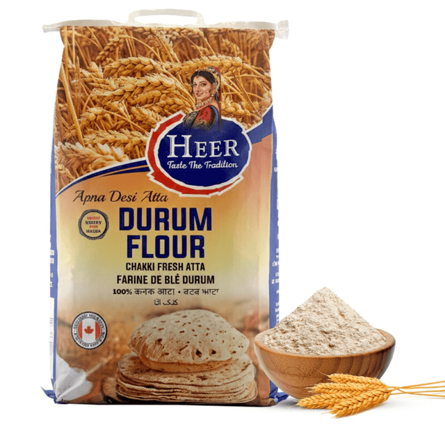 Heer Chakki de Blé Dur Frais Atta 20 Lb Sac Refermable Montrant des Tiges de Blé et des rotis Moelleux Empilés, à Côté d'Un Bol en Bois Rempli de Farine de Blé Dur et d'Épis de Blé, Mettant en Valeur une Farine de Blé Dur Authentique 100 % Parfaite pour les Pains Plats Indiens Traditionnels comme les roti et les naan.
