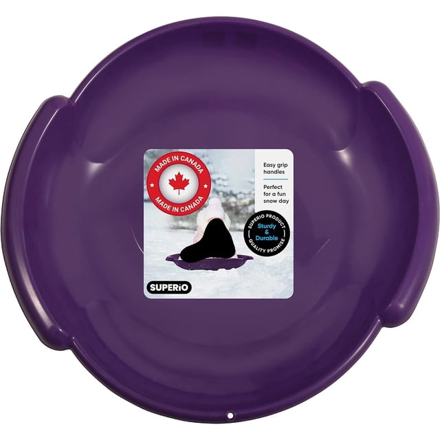 Superio Traîneau Soucoupe Ronde pour la Neige 24 Pouces Violet, Doté d'Une construction en Plastique durable avec un Diamètre de 24 Pouces. le Traîneau Comprend des Poignées Confortables pour une Glisse Sécurisée et un Trou pour Fixer une Corde de Traction (Non Inclus). Son design Violet Vif Est Complété par une Étiquette « Fabriqué au Canada » et un Autocollant central Mettant en Valeur Sa construction Robuste et durable. Idéal pour les Enfants et les Adultes de six Ans et Plus, Ce Traîneau Soucoupe Offre une Descente Fluide et Rapide des Collines Enneigées.