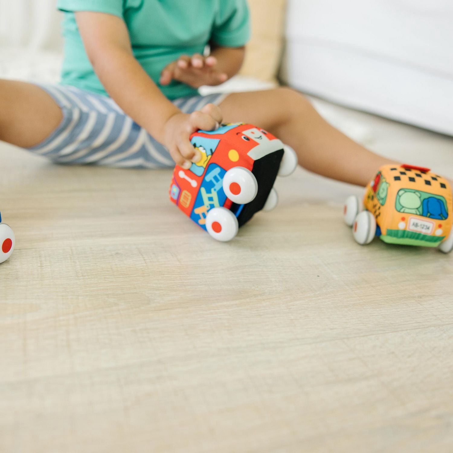 Melissa & Doug K’s Kids Pull-Back Vehicle Set - Ensemble de jouets doux pour bébé avec 4 voitures et camions et étui de transport