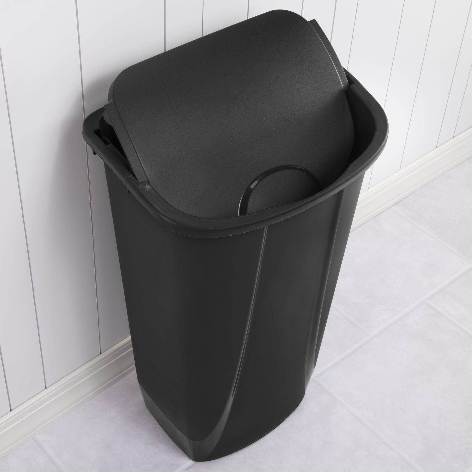 Poubelle avec couvercle basculant Sterilite de 42 litres en noir