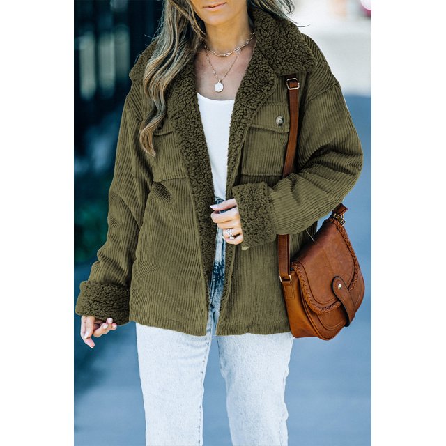 POGLIP Veste Coquille en Velours Côtelé Verte pour Femme avec Doublure en Molleton. Cette Veste en Velours Côtelé Élégante Présente une texture Côtelée, une Doublure en sherpa pour la Chaleur et Quatre Poches Fonctionnelles. la Veste Verte P'Agence à un Haut Blanc, des jeans Délavés Clairs et un Sac Bandoulière en Cuir Brun, Créant un Style chic Décontracté. Idéale pour le Temps Froid et un Style Polyvalent.