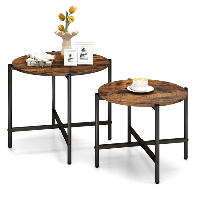 Costway Ensemble de 2 tables Basses Rondes avec une Grande Table de 25,5 Po et une Petite Table de 21,5 Po, Comprenant des Dessus en Bois d'Ingénierie Brun Rustique et des Cadres Métalliques en Forme de Croix Noirs. Ces tables Basses Gigognes Offrent des options de placement Flexibles pour Salons, Chambres Ou Balcons. des Patins de Pieds Ajustables Assurent la Stabilité, et le design Industriel Complète un Décor Moderne et Traditionnel.