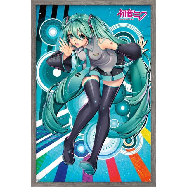 Hatsune Miku - Affiche Murale « Whisper » avec Cadre Magnétique, 22,375 Po x 34 Po Représentant le Personnage d'Anime Hatsune Miku en pose Dynamique avec de Longues Queues Jumelles Sarcelle, Portant une Tenue Gris et Sarcelle avec des Bas Cuisse Noirs, sur Fond Bleu avec des Éléments Graphiques Circulaires et Rayés, Encadrée dans un Cadre Magnétique en Bois, Idéale pour la Décoration Murale de Chambre Ou de Bureau.