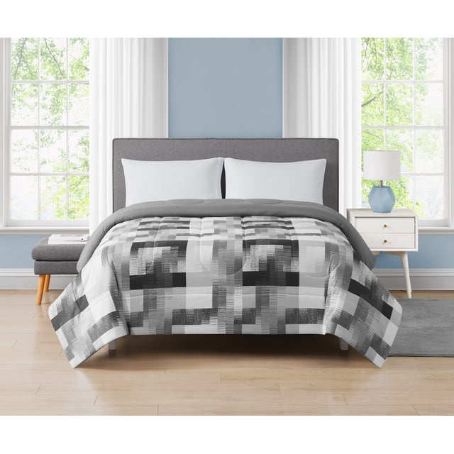 Mainstays Couette Réversible à Carreaux Simple sur un Lit avec une Tête de Lit Rembourrée Grise, Présentant un Motif Géométrique à Carreaux Gris, Noir et Blanc. la Couette en polyester Microfibre 100 % Se Renverse en un Côté Gris Uni. la Chambre Comprend des Oreillers Blancs, des Murs Bleu Pâle, des Rideaux Blancs, une Table de Nuit Blanche avec une Lampe Bleue, et la Lumière Naturelle des Grandes Fenêtres. Lavable à la Machine et Idéale pour Mettre à Jour le décor de la Chambre avec une Literie Douce et Polyvalente, Convient Aussi aux Chambres d'Amis Ou aux Dortoirs.