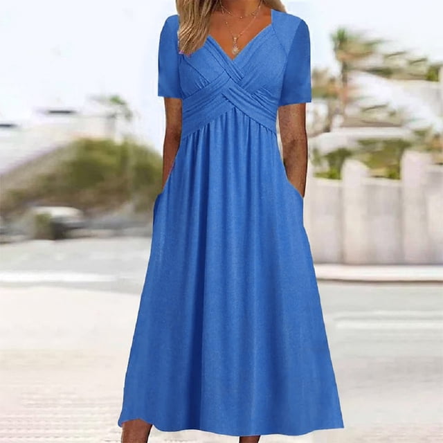 Pisexur Robe à Manches Courtes à Col en V, Robe Décontractée pour Femme avec Manches Courtes et Décolleté en V Profond. Fabriquée en Tissu polyester Léger, Cette Robe Bleue Offre une Coupe Confortable et une silhouette Flatteuse. Idéale pour le Printemps et l'Été, Elle Convient aux occasions comme les Sorties Décontractées, les Fêtes, les Vacances Ou le Travail. Exposée dans une Vue Orientée vers l'Avant avec un Arrière-Plan au Bord de la Plage.