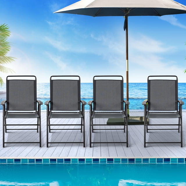 Costway Ensemble de 4 Chaises Pliantes d'Extérieur pour Patio avec Accoudoirs Exposés au Bord de la Piscine dans un Décor Océanique Pittoresque. Ces Chaises Berçantes d'Extérieur Pliantes Présentent un Cadre Robuste en Acier Enduit de Poudre et un Tissu Gris Respirant, Conçu pour un Confort Ergonomique et une Durabilité Extérieure. Pliables pour un Rangement et un transport Faciles, Convenant aux patios, Jardins et au camping.