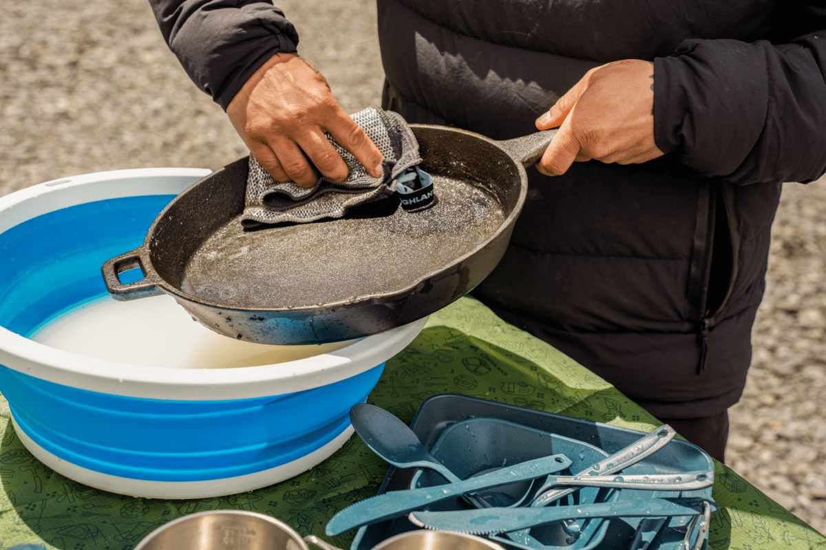 Coghlan's 16L Collapsible Sink – Lightweight Foldable Wash Basin for Camping, Hiking, Outdoor Use