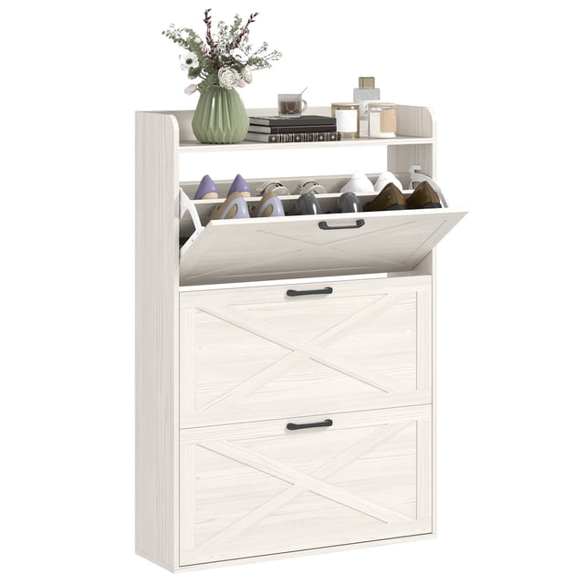 HOMCOM Armoire à Chaussures Étroite Armoire de Rangement pour Chaussures de Style Ferme en Fini Chêne Blanc. Comprend Trois Tiroirs Basculants à Deux Niveaux avec Conception de Porte de Grange, Pouvant Accueillir jusqu'à 24 Paires de Chaussures. Séparateurs Ajustables Offrant Divers types de Chaussures Ou le Retrait pour des Tailles Plus Grandes. l'Étagère Supérieure avec Côtés Surélevés Est Idéale pour la Déco Ou les Essentiels du Quotidien. Conception Mince Convient aux Petites Entrées, avec un Dos Ventilé pour la Fraîcheur et un Trousse Anti-Basculement pour la Sécurité.