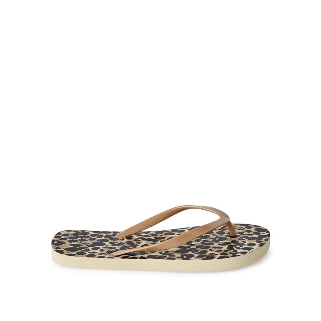 Time and Tru Sandales de Plage pour Femmes avec Tige en Vinyle à Imprimé Léopard et Semelle Extérieure Synthétique beige, Bout Ouvert et design à Bride entre les Orteils, Montrées sur un Profil Latéral sur Fond Blanc, Convenant aux Tenues Décontractées d'Été et au Bord de la Piscine.