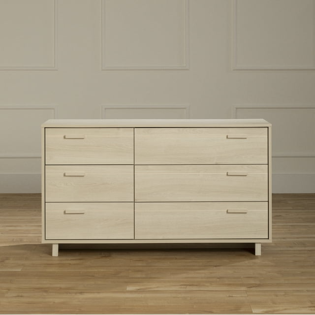South Shore Noah Commode à 6 Tiroirs pour Enfant en Fini Chêne Blanchi avec six Tiroirs Spacieux Présentant des Poignées Métalliques Fines et un design Asymétrique, Posée sur des Pattes Fines sur un Plancher de Bois Franc contre un Mur à Panneaux beige, Convient pour Organiser les Vêtements, Jouets et Livres des Enfants.