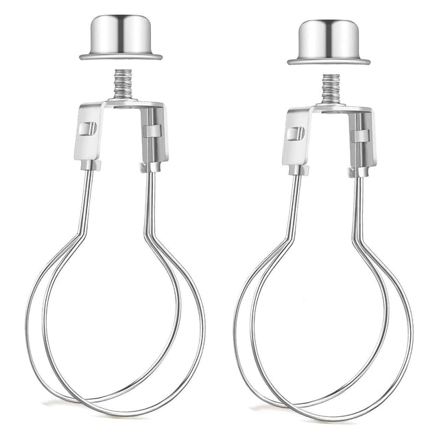 Lot de 2 Adaptateurs de Pinces pour Abat-Jour Rond, Supports ALUCSET, Pinces J7V7, Fabriqué en Métal Argenté durable avec un Cadre en Fil Métallique Rond et des Griffes pour Fixer l'Abat-Jour en Toute Sécurité. Comprend des Embouts Filetés Compatibles avec les Embouts de Lampe standard, Parfait pour les Abat-Jour de Petite à Moyenne Taille à la Maison, dans la Chambre Ou les Installations d'Éclairage au Bureau. un Accessoire d'Éclairage Pratique pour une installation Facile de l'Abat-jour.