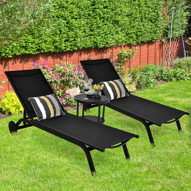 Gymax Ensemble de 2 Chaises Longues de Patio en Aluminium, Fauteuil Inclinable Réglable avec Roues, Noir. Deux Chaises Longues Noires avec Tissu Respirant et Cadres en Aluminium Antirouille, Dotées de six positions de Dossier Réglables et de Roues Arrière pour un Déplacement Facile. Présentées sur une Pelouse Verte avec une Petite table Ronde, Convenant aux Espaces Extérieurs comme les patios, les Jardins Ou le Bord de la Piscine.
