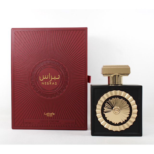 SEYATPOOL Nebras EDP - Eau de Parfum 100 ml (3,4 oz) Unisexe Exposée avec Son Emballage. la Bouteille de Parfum Présente un design Carré Noir avec un Emblème Circulaire Doré et un Capuchon Doré Assorti. l'Emballage Est une Boîte Rouge Foncé avec des Motifs Embossés et un Texte Arabe Doré Lisant « Nebras ». les notes de Parfum Incluent des Baies Rouges, Mandarine, Vanille, cacao, rose, Fève tonka, Ambre, Musc et Sucre.