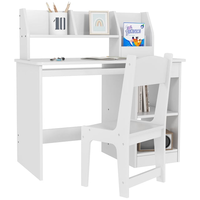 Qaba Ensemble Bureau et Chaise pour Enfants de 5 à 8 Ans avec Rangement, Blanc. Cet Ensemble de 2 Pcs Comprend un Bureau en MDF Blanc avec Plusieurs Compartiments de Rangement et une Chaise Assortie. le Bureau Comprend des Étagères pour Livres et Fournitures, un Tiroir-Clavier et un Grand Dessus de Bureau pour Étude Ou Jeu. la Chaise a un Dossier Robuste et Est Conçue pour le Confort. Convient aux Enfants de 5 à 8 Ans, l'Ensemble Privilégie la Sécurité avec des Bords Arrondis et une Construction durable. Idéal pour les Devoirs, la Lecture Ou les Activités Créatives.