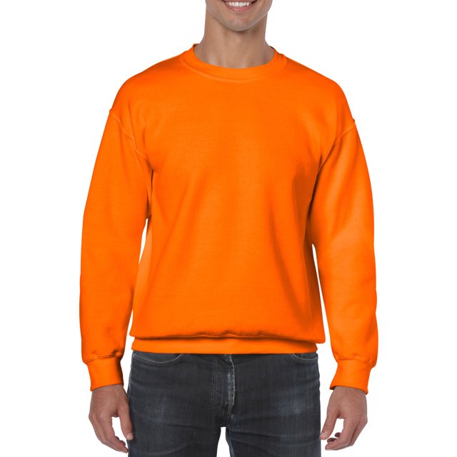 Gildan Chandail Molletonné à Col Ras du Cou pour Hommes en Mélange Lourd Orange Sécurité, Taille M. Fabriqué à Partir d'Un Mélange de 50 % Coton et 50 % polyester avec Fil à jet d'Air Résistant au Boulochage. Comprend des Surpiqûres à Double Aiguille, des Manches Encastrées et un Col, des Poignets et une Taille Côtelés 1x1 en spandex. Couleur Orange Sécurité Conforme aux Normes de Haute Visibilité ANSI - ISEA 107. Présenté sur un Modèle Assorti à des jeans Foncés.