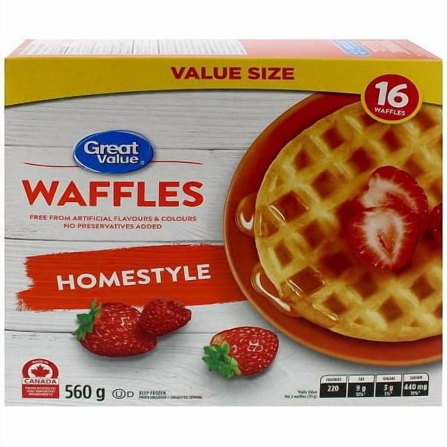 Great Value Gaufres Maison Boîte Format Économique Contenant 16 Gaufres Surgelées Pesant 560 g, Montrant une Gaufre Dorée Garnie de Fraises Tranchées sur une Assiette orange, avec des Fraises Entières sur une surface en Bois Blanche, Sans Arômes, Colorants et Agents de Conservation Artificiels, Idéale pour des Repas de Déjeuner Surgelés Rapides.