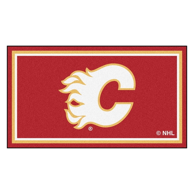 LNH-Calgary Flames Tapis 3x5 Montrant un logo C Blanc Flamboyant au Centre sur un Tapis en nylon Rouge de 32 oz avec des Rayures de Bordure Dorées et Blanches, un Endos en latex Antidérapant et une Impression Chromojet Vibrante en Véritables Couleurs d'Équipe, Idéal pour les Salles de Jeux et les Bureaux.
