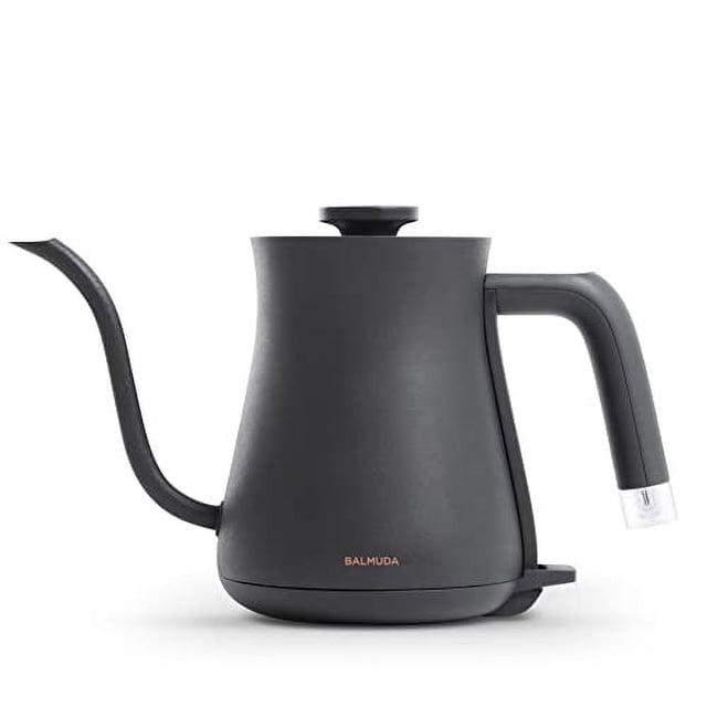 BALMUDA The Pot Bouilloire Électrique, Noire, Modèle 2022, K07A-BK, avec un Corps en Acier Inoxydable et une Finition Noir Mat. Cette Bouilloire Électrique Présente un Bec à Col de Cygne Précis pour un Versement Contrôlé, une Poignée en Polypropylène pour une Prise Confortable et un Couvercle Amovible pour un Nettoyage Facile. la base d'Alimentation Comprend un Support de Rangement pour le Cordon pour un Comptoir Ordonné. Conçue pour une Ébullition Rapide, Elle Chauffe 200 ml d'Eau en Environ 1,5 Minute et 600 ml en Environ 3