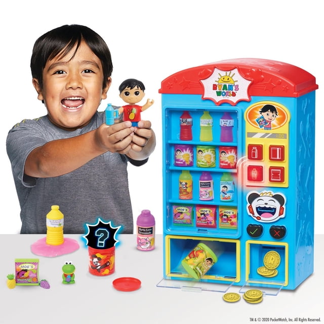 Ryan's World Distributeur Surprise de Jouets en Bleu avec Couvercle Rouge, Présentant des Contenants à Collation Colorés Incluant des Bouteilles de Jus, des Croustilles et des Bonbons Gélifiés aux Fruits, une Fente pour Monnaie, des Boutons de Sélection et un Plateau Distributeur Transparent, Exposé avec un Enfant Tenant une Figurine Panda Combinée et une Bouteille de Jus Jouet, Ainsi Que des mini Figurines de Collection et des Gommes en Forme de Fruits sur une surface Blanche.