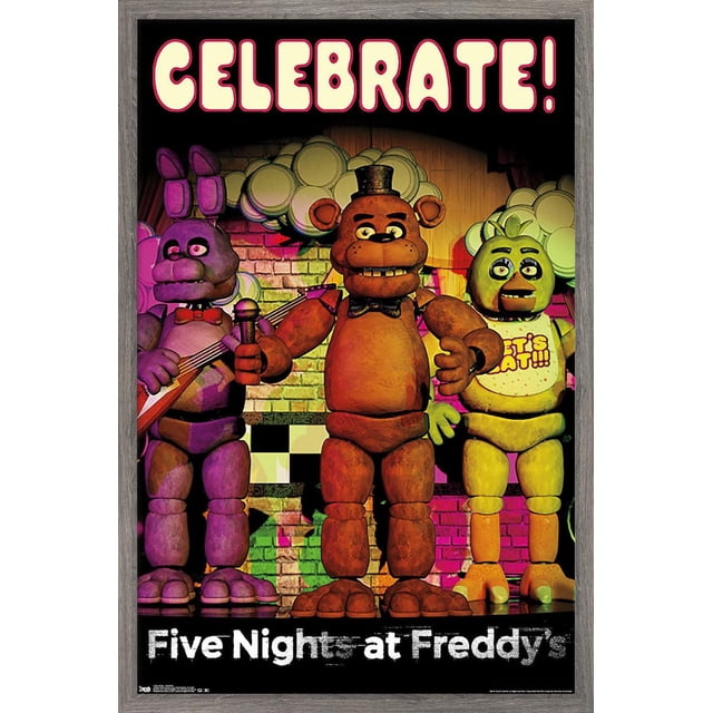 Five Nights at Freddy's - Affiche Murale « Celebrate », 22,375 Po x 34 Po Encadrée, Représentant Trois Personnages Animatroniques sur une Scène avec un Mur de Briques et des Décorations de Ballons. l'Ours Brun central Porte un Haut-de-Forme Noir et un Nœud Papillon, Tenant un microphone. à Gauche, un Lapin Violet Tient une Guitare, et à Droite, un Poulet Jaune avec une Bavette Lisant « Mangeons!!! » l'Affiche Comprend un Texte Aud