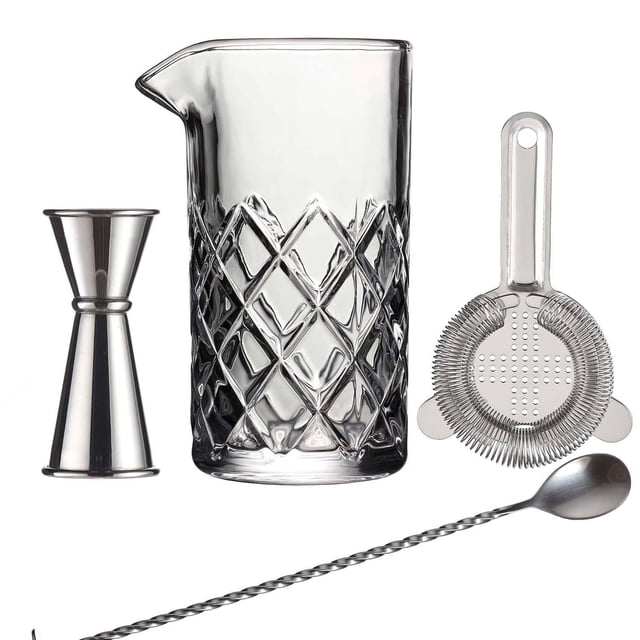 Manhatten Mixology Ensemble de Mélange 4 Pcs avec une Pichet en Verre Transparent à Motif Diamant avec Bec Verseur, un jigger en Acier Inoxydable à Double Face Mesurant 1 et 2 Onces, un Passoire Métallique Enroulée avec Poignée, et une Cuillère de bar Torsadée, Convient pour un Mélange et un Filtrage Précis des Cocktails.