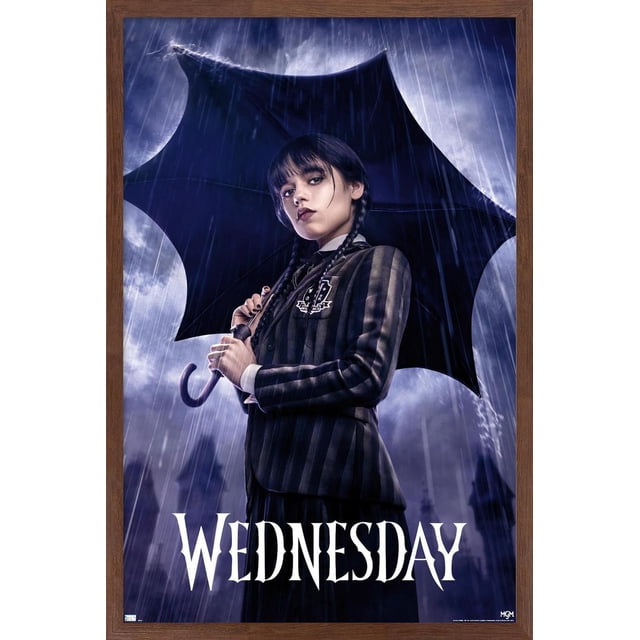 Wednesday - Affiche Murale d'Une Feuille, 22,375 Po x 34 Po, Représentant une Figurine dans un blazer à Rayures Sombres Tenant un Parapluie Noir en Forme d'Aile de Chauve-Souris sous une Forte Pluie avec un Fond de Ciel Orageux et un Texte Gothique Blanc Audacieux « Wednesday » au Bas, Idéal pour la Déco Murale de la Maison Ou du Bureau.
