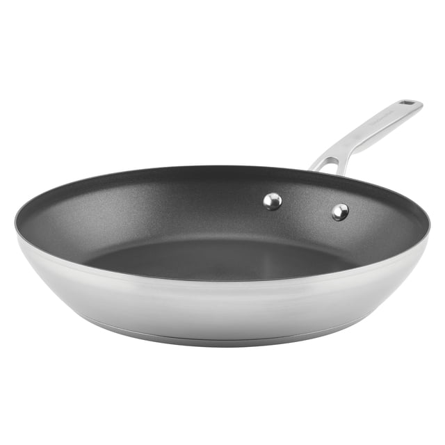KitchenAid Poêle à Frire Antiadhésive en Acier Inoxydable de 12 Pouces à Base 3 Plis, Extérieur en Acier Inoxydable Brossé avec Intérieur Antiadhésif Noir. Conçue pour une Répartition Uniforme de la Chaleur et une Durabilité, Convient à la Cuisson sur la Cuisinière et au Four. Comprend une Poignée en Acier Inoxydable Rivetée pour une Prise Ergonomique, Souvent Utilisée comme Poêle Polyvalente pour Faire Sauter Ou Frire.