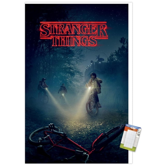 Netflix Stranger Things - Affiche Murale de Vélos, 22,375 Po x 34 Po Représentant Trois Enfants Chevauchant des Bicyclettes avec Lampes de Poche sur un Sentier Forestier Brumeux la Nuit, un Vélo Rouge Allongé sur le Sol Couvert de Feuilles au Premier Plan, et le logo Rouge Lumineux Stranger Things au-Dessus, Convient à la Décoration Murale de Chambre Ou de Bureau.
