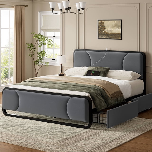 GUNAITO Cadre de Lit Double avec 2 Tiroirs de Rangement, avec une Tête de Lit Rembourrée en Velours Gris au design Courbé, Présenté dans un Cadre de Chambre Moderne. le Lit Plateforme Comprend une station de Recharge Intégrée avec ports USB et Type-C, et un Espace de Rangement sous le Lit. la construction Robuste en Acier et Bois Supporte jusqu'à 1000 Lb et Comprend des Bandes de Mousse Réduisant le Bruit. le Lit Est Conçu avec une Literie Neutre et une Couverture Jetée Verte, avec un Tiroir Partiellement Ouvert pour Révéler le Rangement.